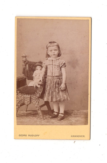 Fotografie Niedliches kleines Mädchen mit Puppe - Hannover 1880er / CDV M1-15