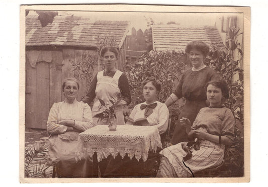 Fotografie Feine Damen am Tisch