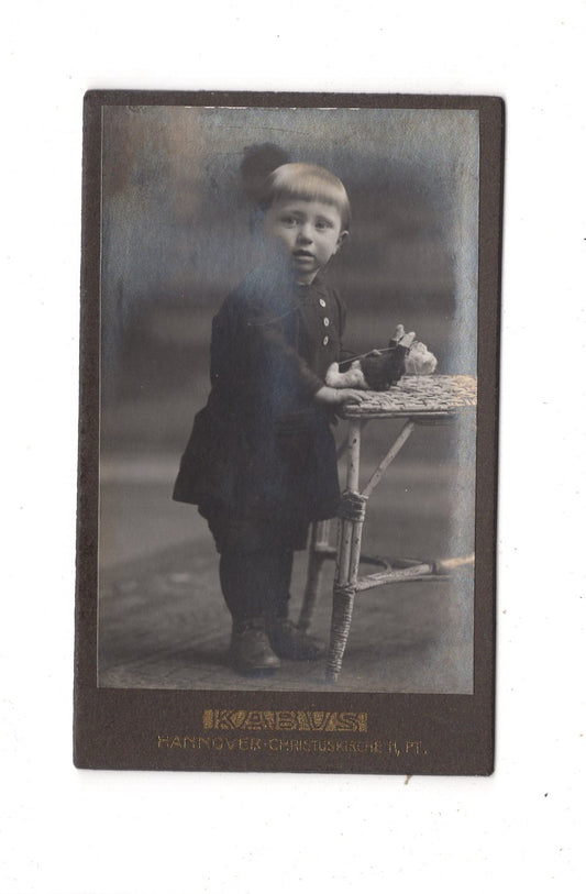 Fotografie Niedliches kleines Kind mit Stofftier - Hannover 1910er / CDV M1-35