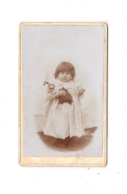 Fotografie Niedliches kleines Mädchen mit Puppe - Koblenz 1890er