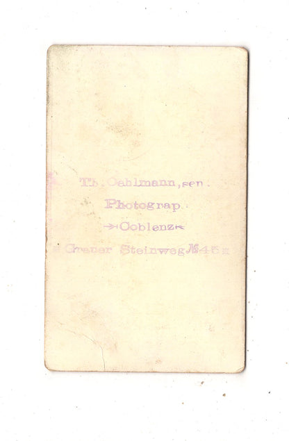Fotografie Niedliches kleines Mädchen mit Puppe - Koblenz 1890er