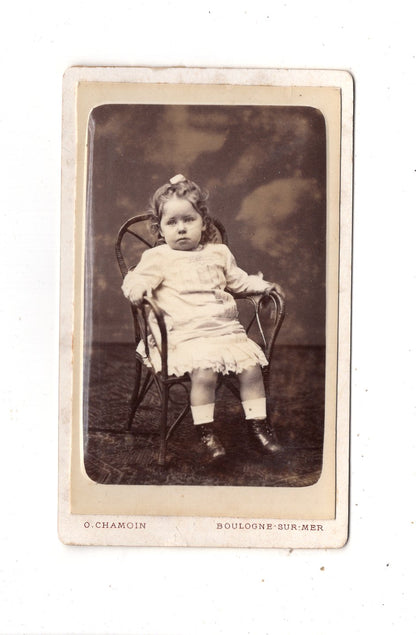 Fotografie Niedliches kleines Mädchen - Boulogne-sur-Mer um 1880