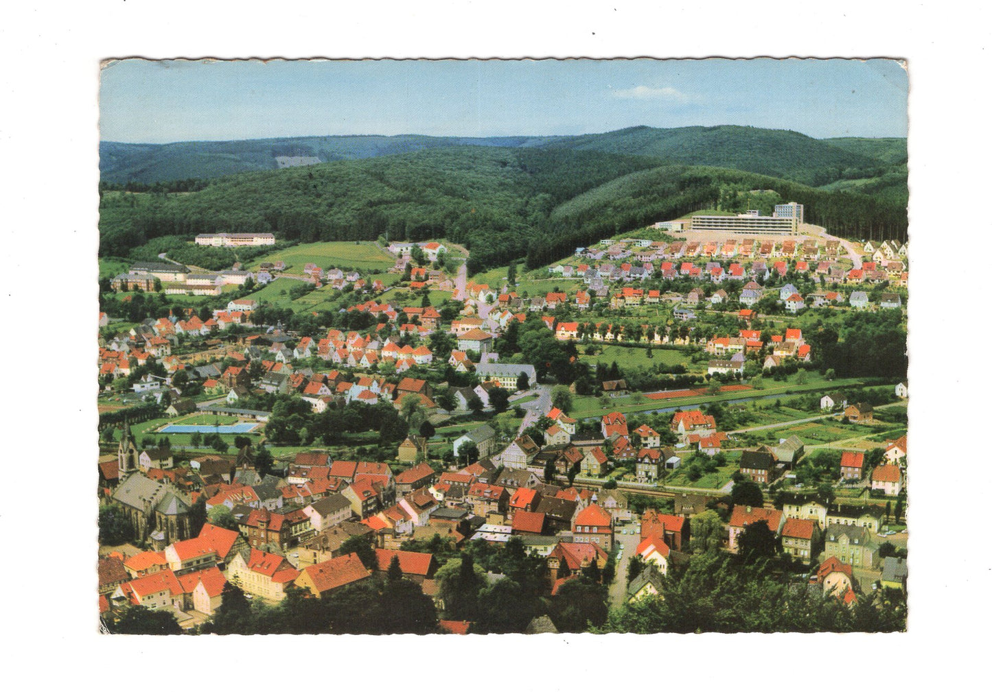 Ansichtskarte Niedermarsberg / Sauerland / Ortsmitte mit Freibad +++