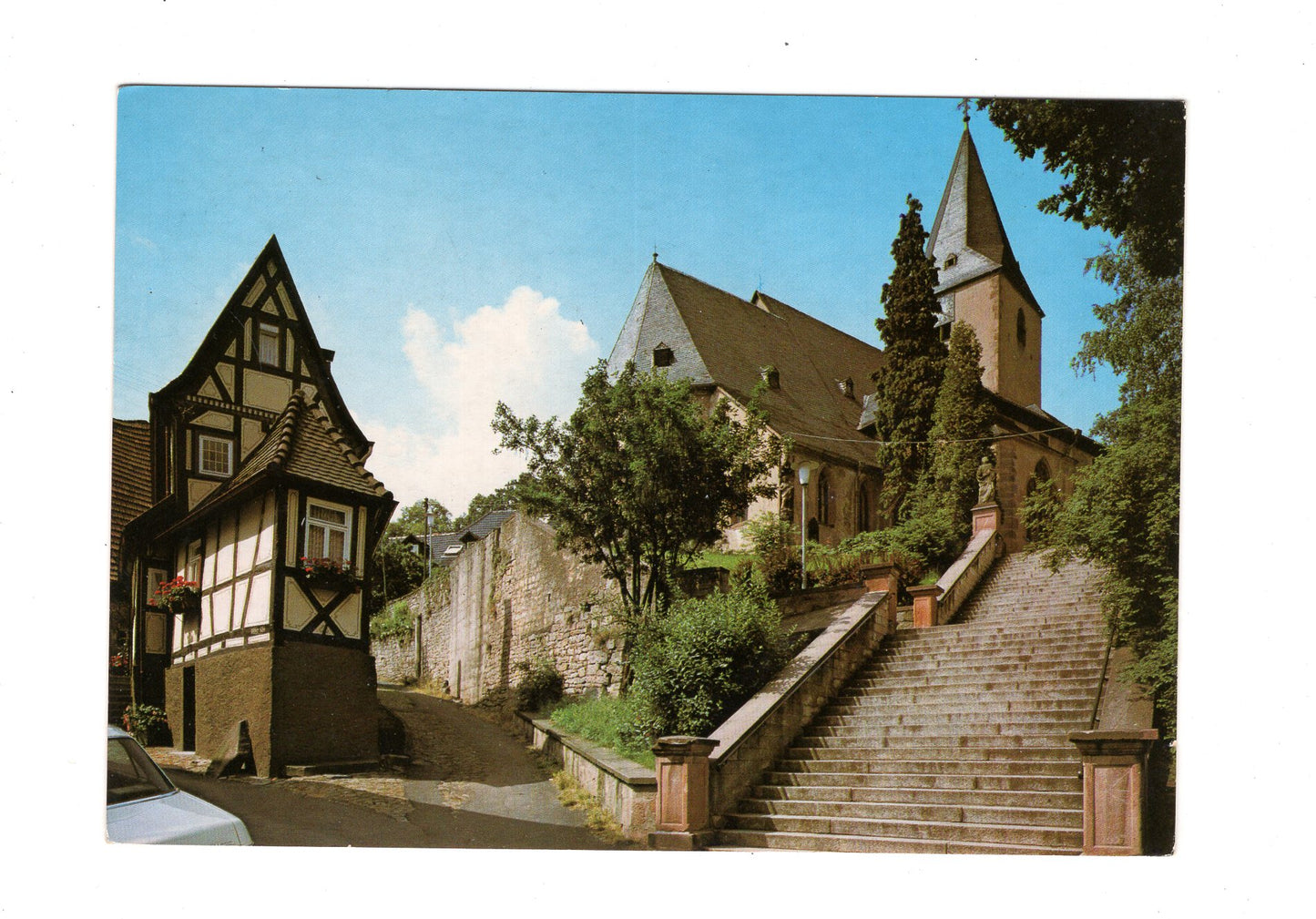 Ansichtskarte Bad Orb im Spessart / Kleinstes Haus mit Pfarrkirche St. Martin