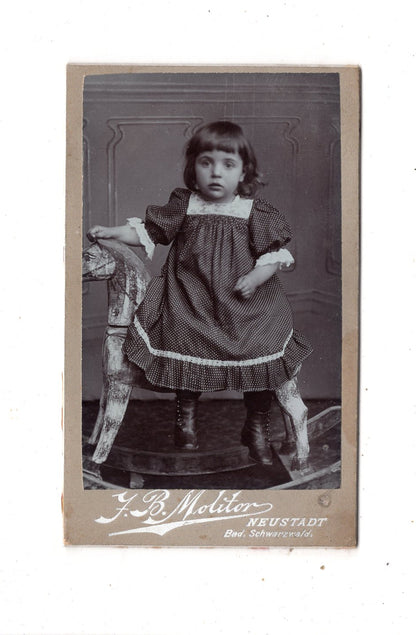Fotografie Niedliches kleines Mädchen mit Schaukelpferd - Neustadt / Schwarzwald 1900er