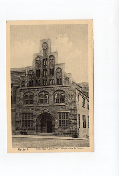 Ansichtskarte Rostock / Gotisches Giebelhaus hinter dem Rathaus