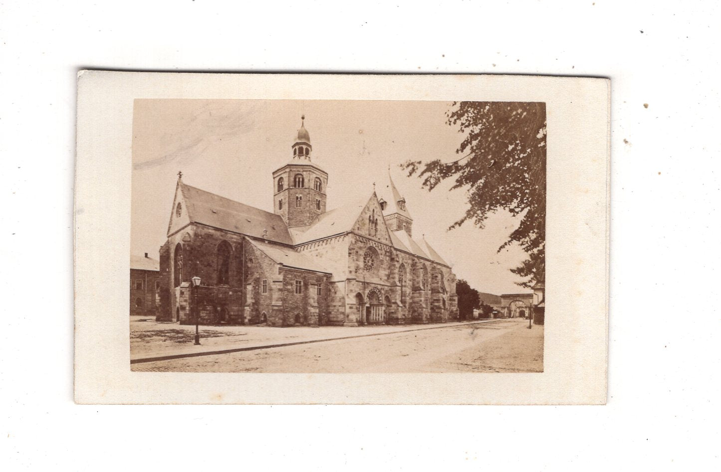 Fotografie Historische Gebäudeansicht / Kirche - unbekannter Ort 1870er