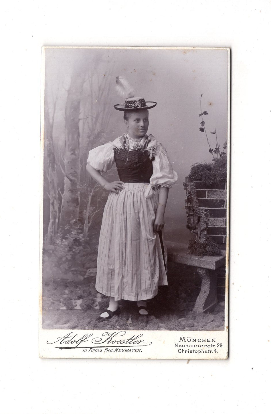 Fotografie Feine Dame in Tracht - München um 1900 / CDV L1-34
