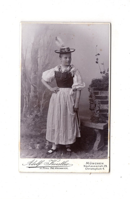 Fotografie Feine Dame in Tracht - München um 1900 / CDV L1-34