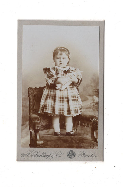 Fotografie Niedliches kleines Mädchen mit Puppe - Berlin um 1900
