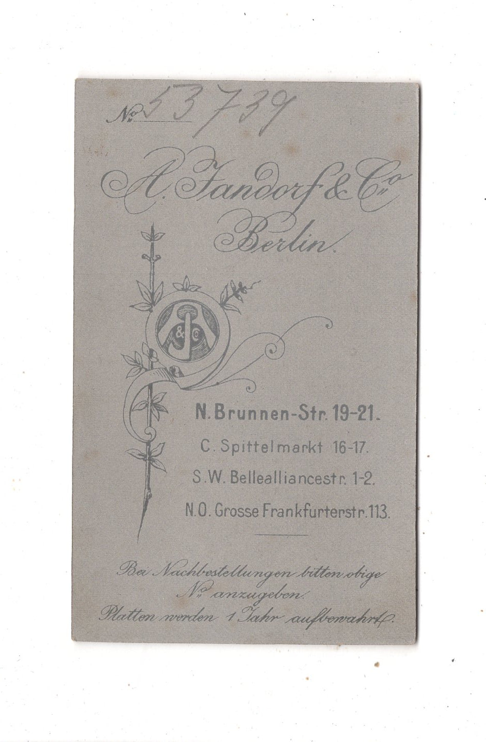 Fotografie Niedliches kleines Mädchen mit Puppe - Berlin um 1900