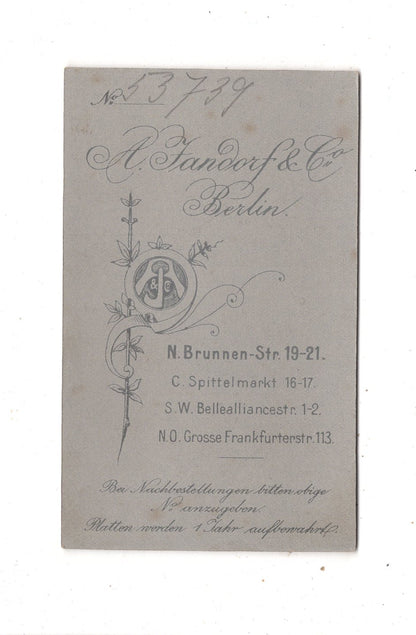 Fotografie Niedliches kleines Mädchen mit Puppe - Berlin um 1900