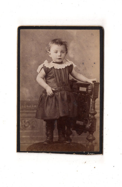 Fotografie Niedliches kleines Mädchen - unbekannter Ort 1880er