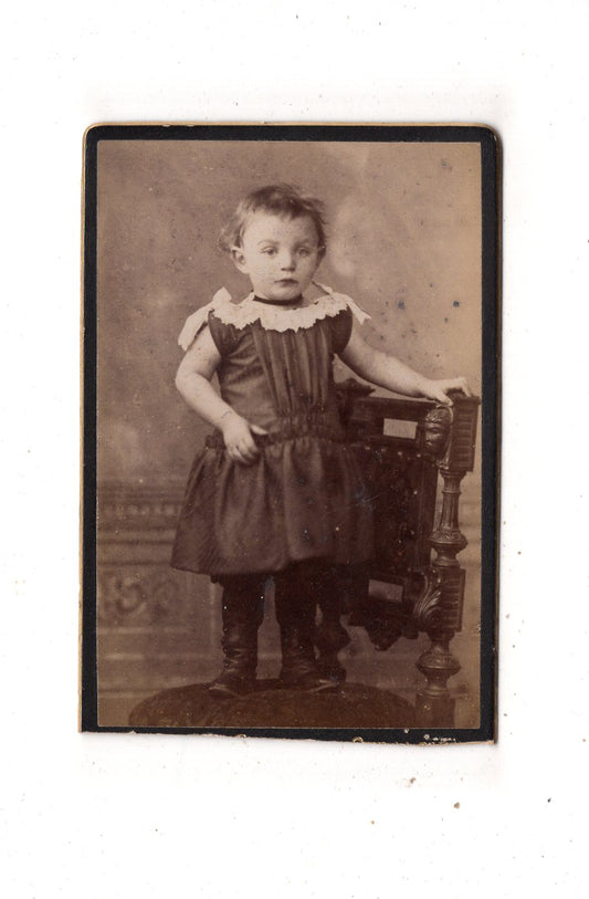 Fotografie Niedliches kleines Mädchen - unbekannter Ort 1880er