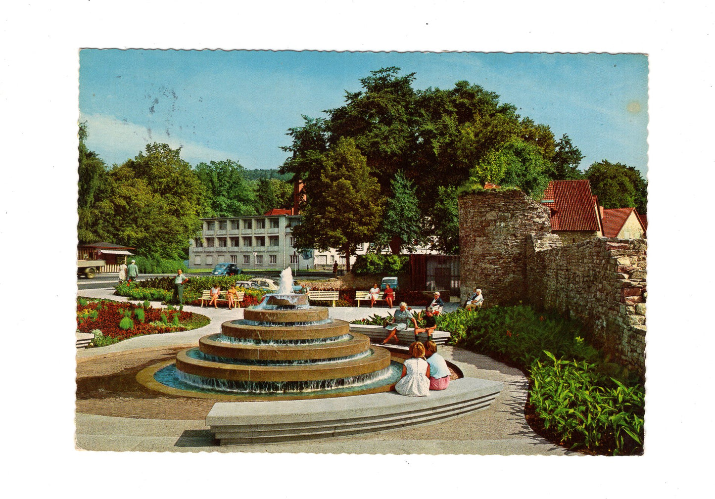 Ansichtskarte Bad Orb im Spessart / Springbrunnen mit Stadtmauer