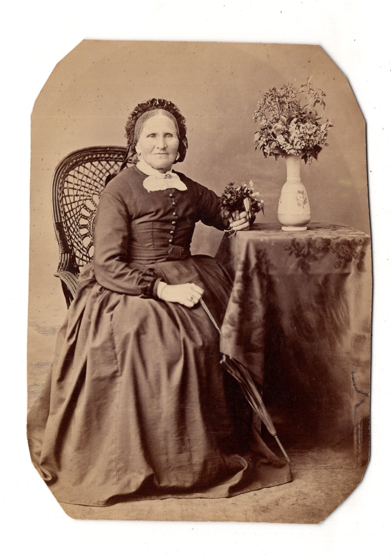 Fotografie Feine ältere Dame - unbekannter Ort 1870er