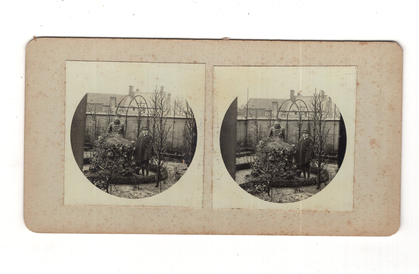 Fotografie Mann und Junge in einem Garten - unbekannter Ort