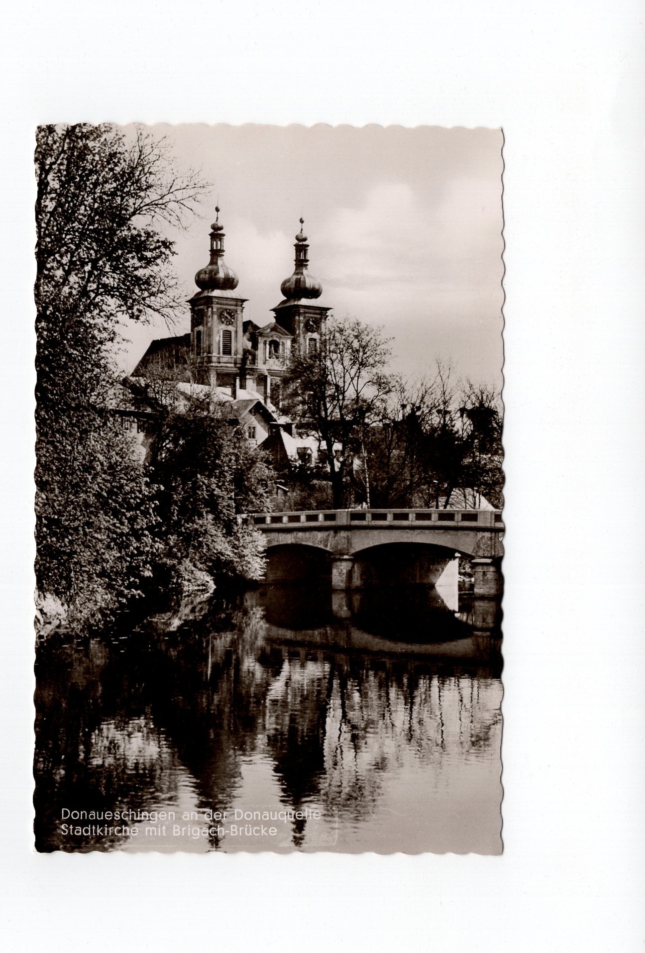 Ansichtskarte Donaueschingen an der Donauquelle / Stadtkirche mit Brigach-Brücke