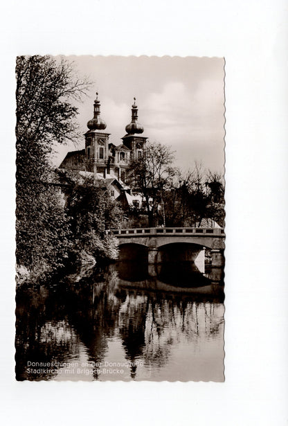 Ansichtskarte Donaueschingen an der Donauquelle / Stadtkirche mit Brigach-Brücke