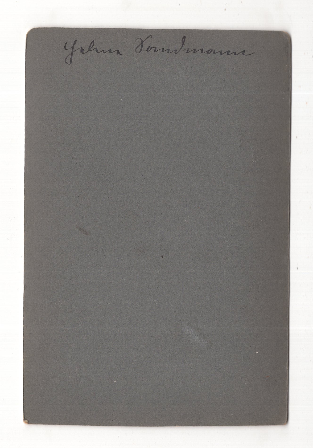 Fotografie Feine Dame am Tisch mit Fotografien / benannt - Berlin-Friedenau um 1920