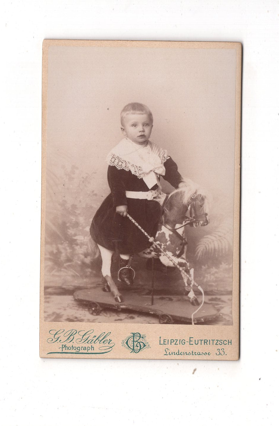 Fotografie Niedlicher kleiner Junge mit Schaukelpferd - Leipzig-Eutritzsch 1890er / CDV M1-16