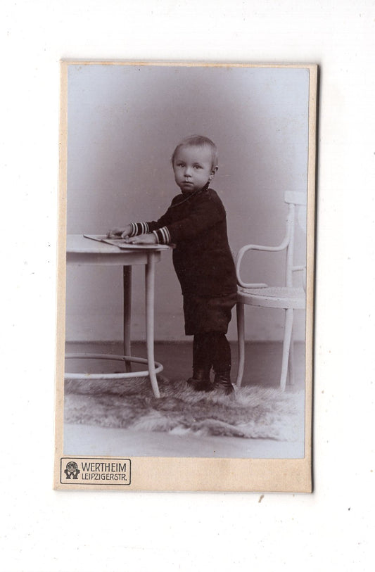 Fotografie Niedlicher kleiner Junge - Berlin um 1900 / CDV M1-17