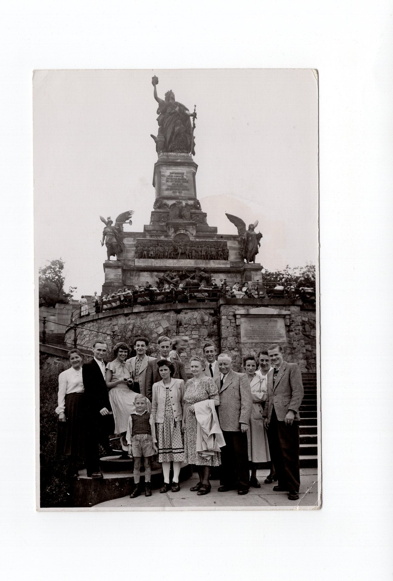 Ansichtskarte Gruppenbild vor dem Niederwalddenkmal