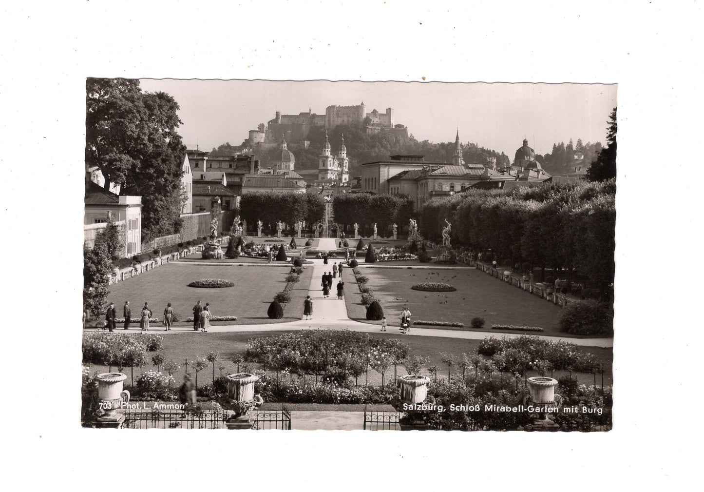 Ansichtskarte Salzburg / Mirabellengarten mit Burg / Österreich