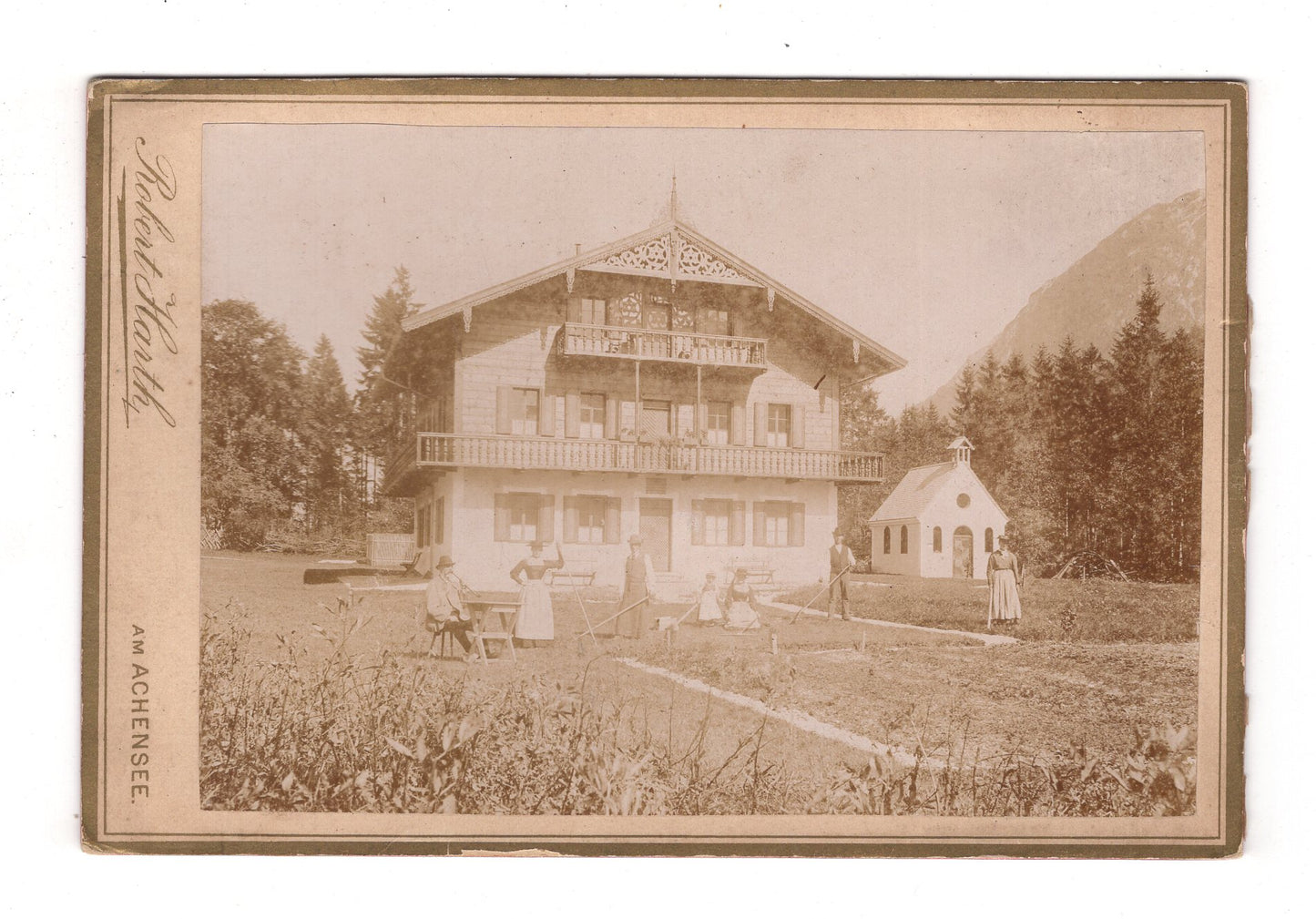 Fotografie Familie vor dem Haus am Achensee ? / Österreich - um 1890 / CAB V-21