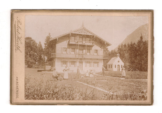 Fotografie Familie vor dem Haus am Achensee ? / Österreich - um 1890 / CAB V-21