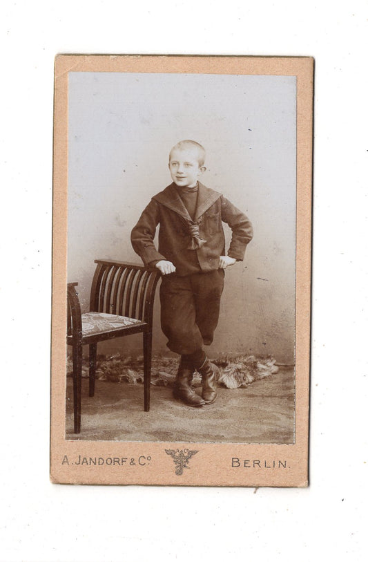 Fotografie Niedlicher kleiner Junge / benannt - Berlin 1890er / CDV M1-17