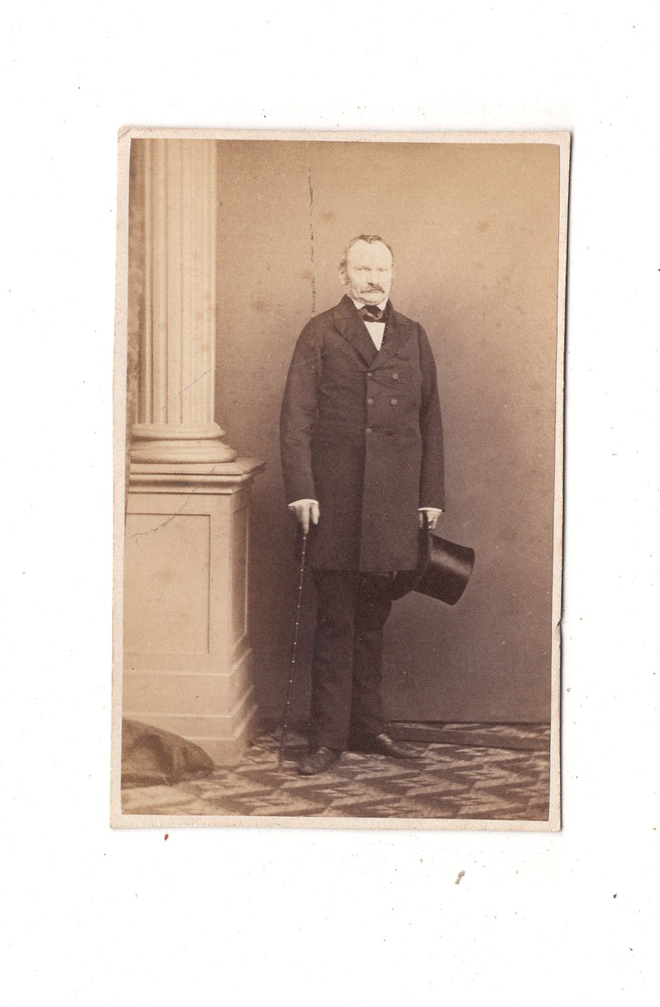 Fotografie Feiner Herr mit Zylinder - unbekannter Ort um 1860