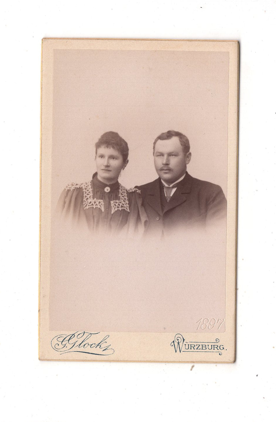 Fotografie Feines Paar mit Widmung - Würzburg 1897 / CDV L1-36