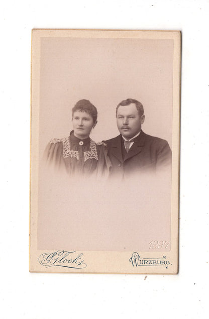 Fotografie Feines Paar mit Widmung - Würzburg 1897 / CDV L1-36