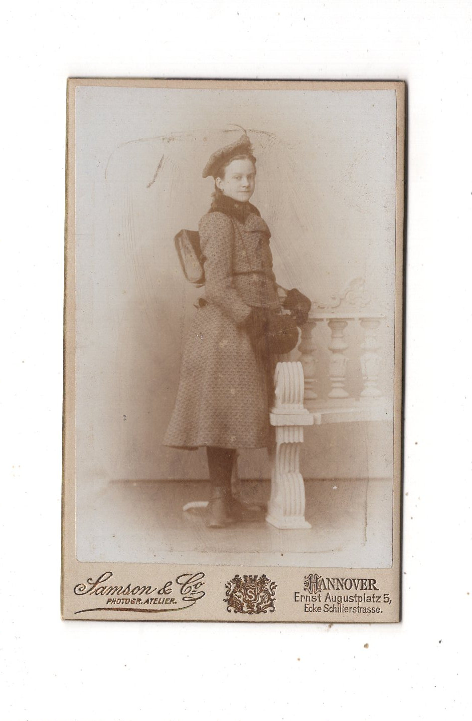 Fotografie Feines junges Mädchen mit Schulranzen - Hannover 1890er