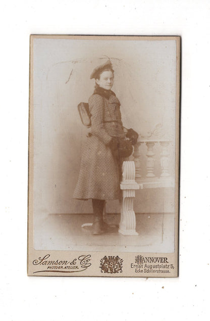 Fotografie Feines junges Mädchen mit Schulranzen - Hannover 1890er