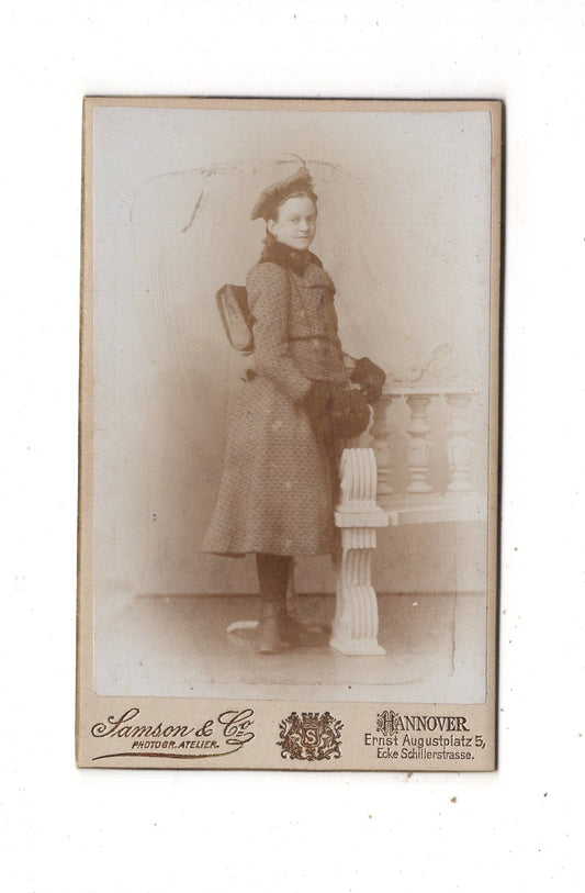 Fotografie Feines junges Mädchen mit Schulranzen - Hannover 1890er