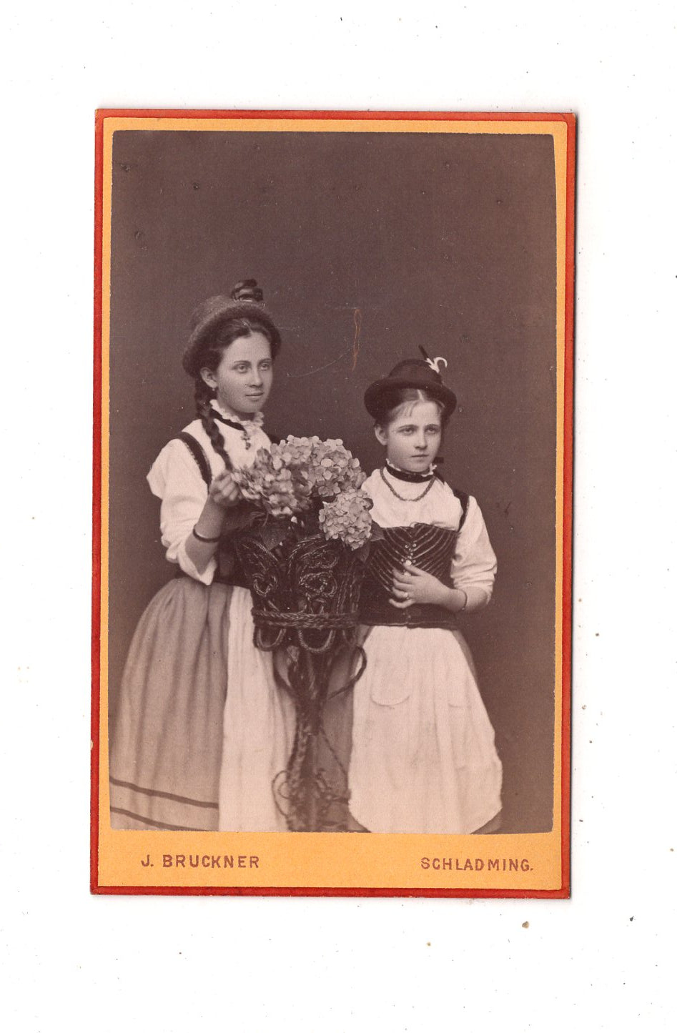 Fotografie Feine junge Mädchen in Tracht - Schladming 1870er