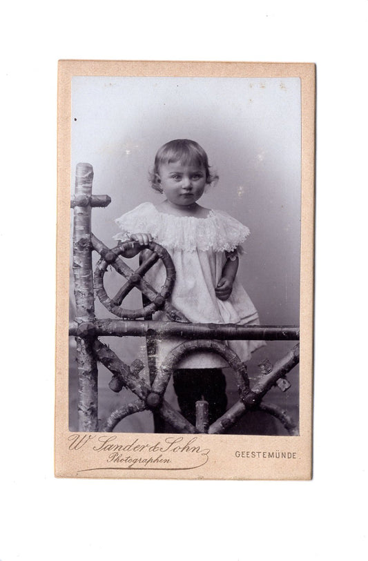 Fotografie Niedliches kleines Mädchen - Geestemünde 1890er