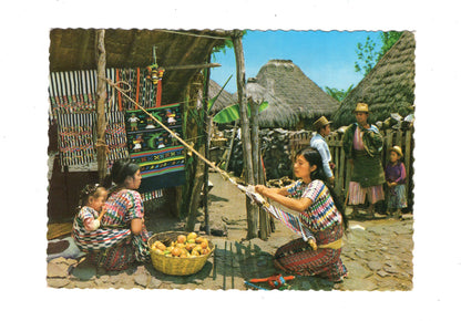 Ansichtskarte Guatemala City / Weaver from Santiago Atitlan / Guatemala