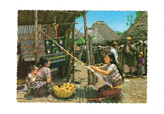 Ansichtskarte Guatemala City / Weaver from Santiago Atitlan / Guatemala