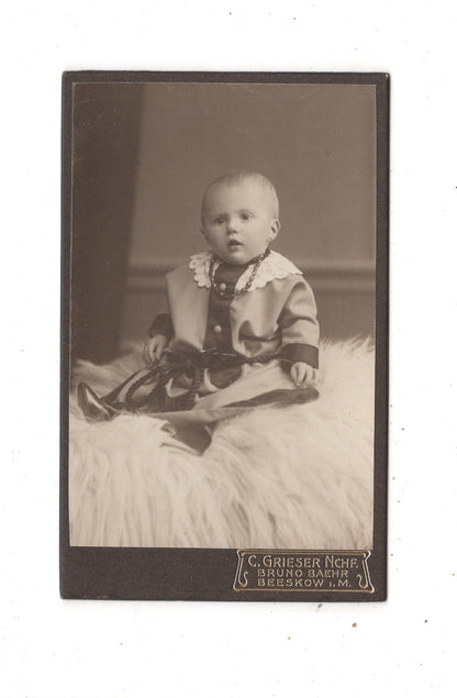 Fotografie Niedlicher kleiner Junge - Beeskow 1900er