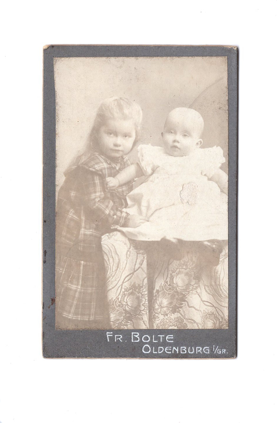 Fotografie Niedliches kleines Mädchen mit Baby / benannt - Oldenburg 1900er