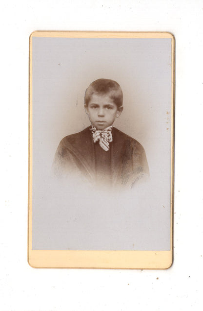 Fotografie Niedlicher kleiner Junge - unbekannter Ort 1890er