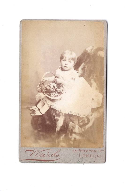 Fotografie Niedliches kleines Mädchen - London 1880er