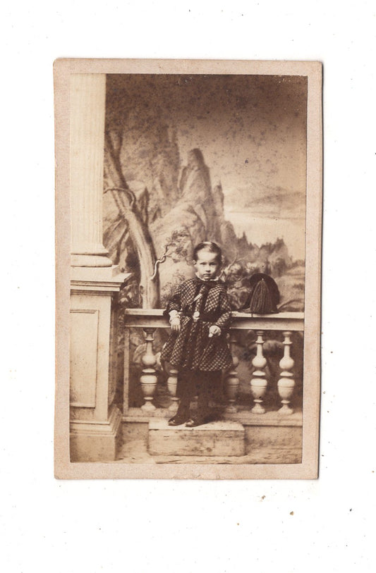 Fotografie Niedlicher kleiner Junge - unbekannter Ort 1860er