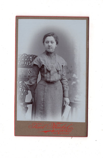 Fotografie Feines junges Mädchen mit Widmung - Burgstädt 1904 / CDV N1-02