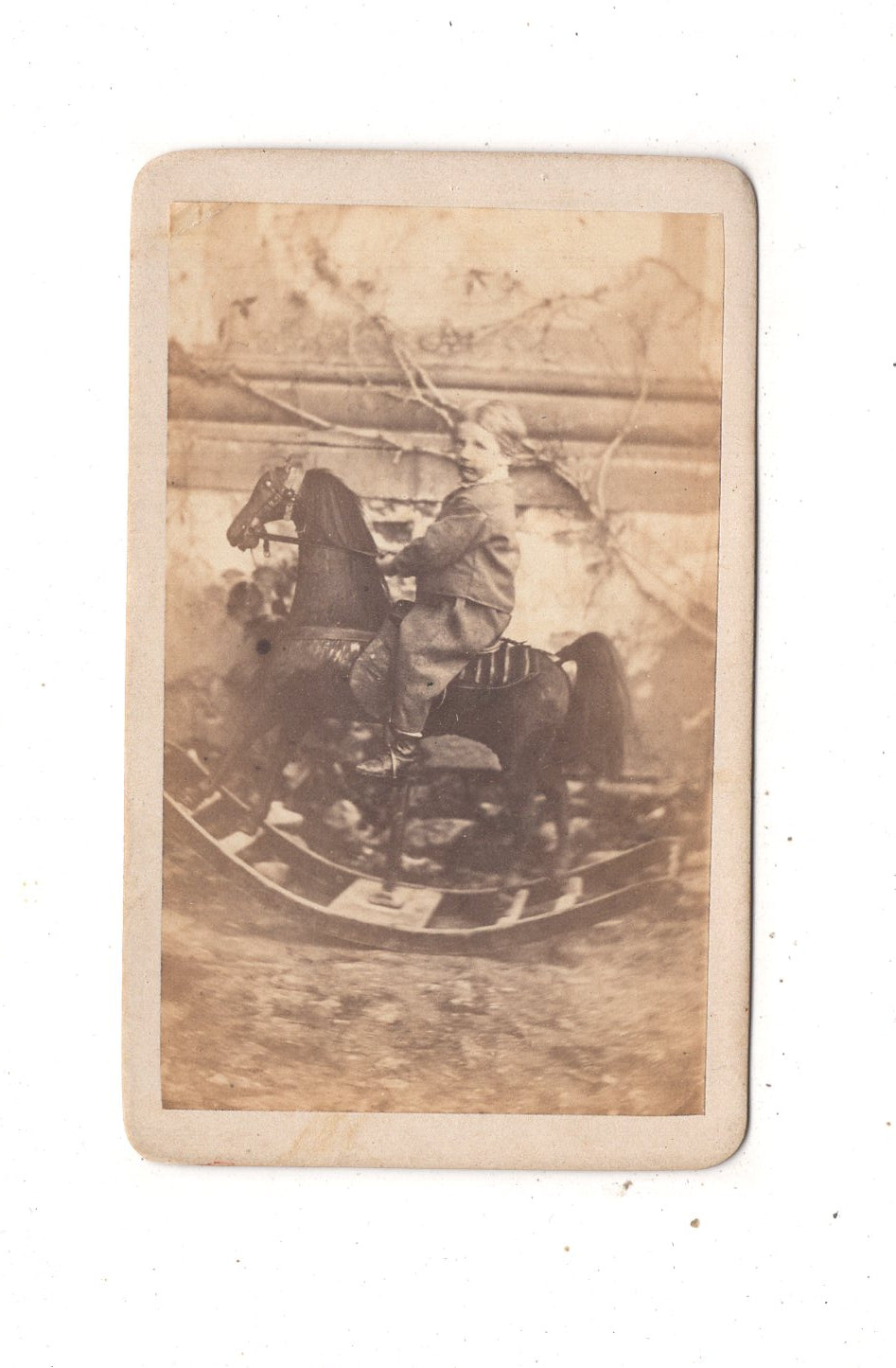 Fotografie Niedlicher kleiner Junge auf einem Schaukelpferd - unbekannter Ort um 1860