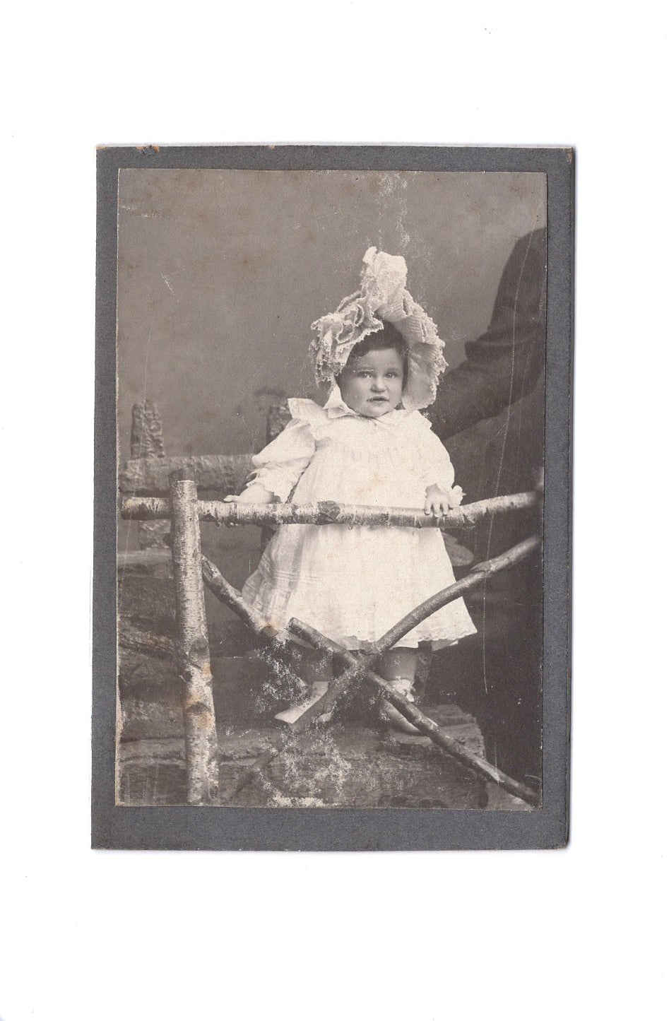 Fotografie Niedliches kleines Mädchen - unbekannter Ort 1900er