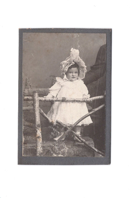 Fotografie Niedliches kleines Mädchen - unbekannter Ort 1900er